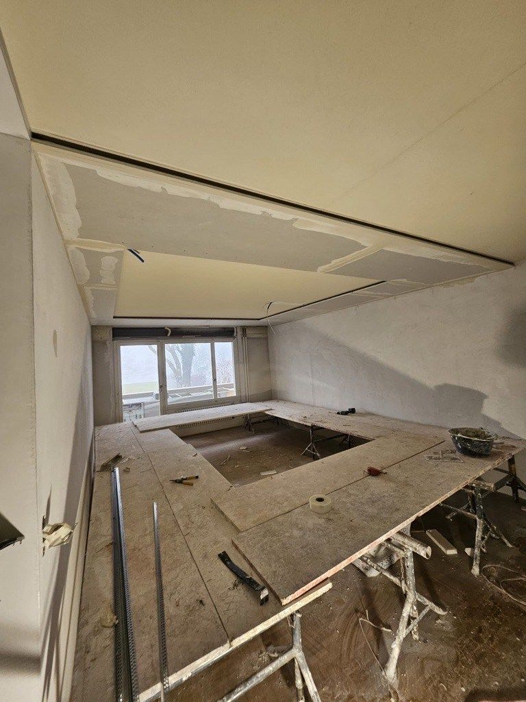Abgehängte Decke mit präzisen Aussparungen während der Renovation