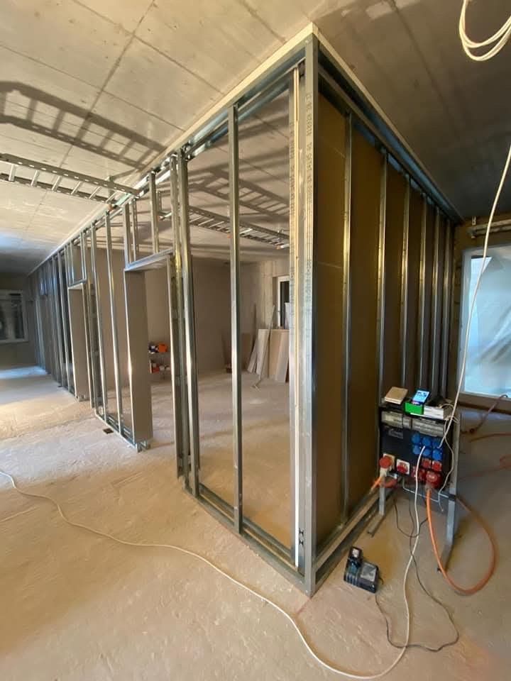Metallständerwerk einer Trockenbauwand im Rohbau