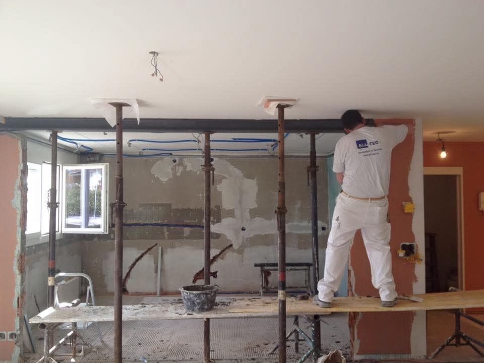 Gipser beim Verputzen einer Decke auf der Baustelle
