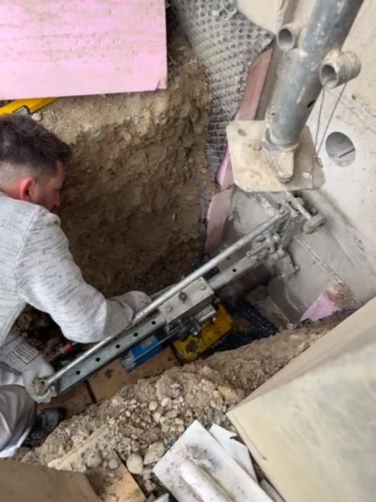 Kernbohrung an einer Betonwand auf der Baustelle